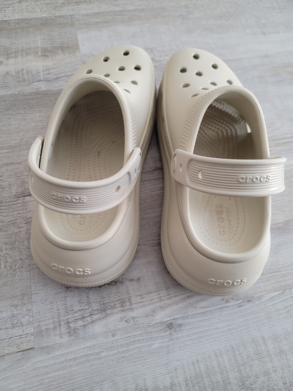 Crocs  Women Classic Clogs - Cream